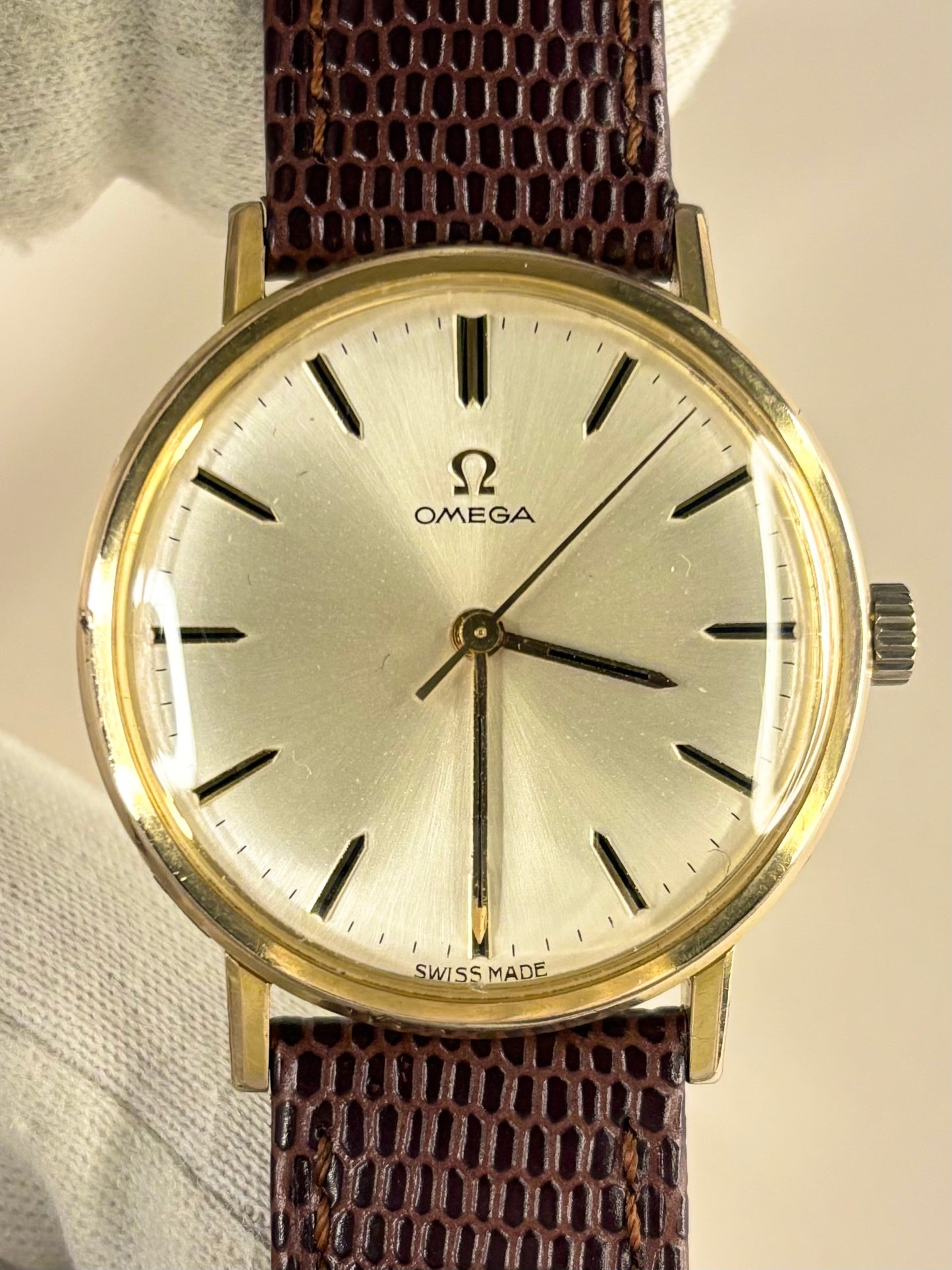 Vintage Omega ref. 131.019 manual timepiece – c.1965 men's gold-plated dress watch with white sunburst dial, in good condition with only minor age-appropriate marks