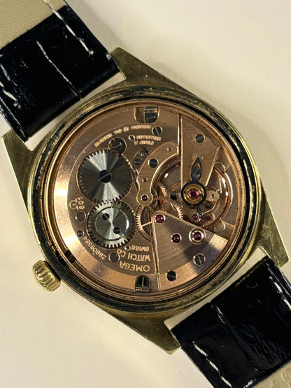 Detailed movement view of Omega Genève Ref. 135.041 men’s vintage dress timekeeper calibre 601 manual