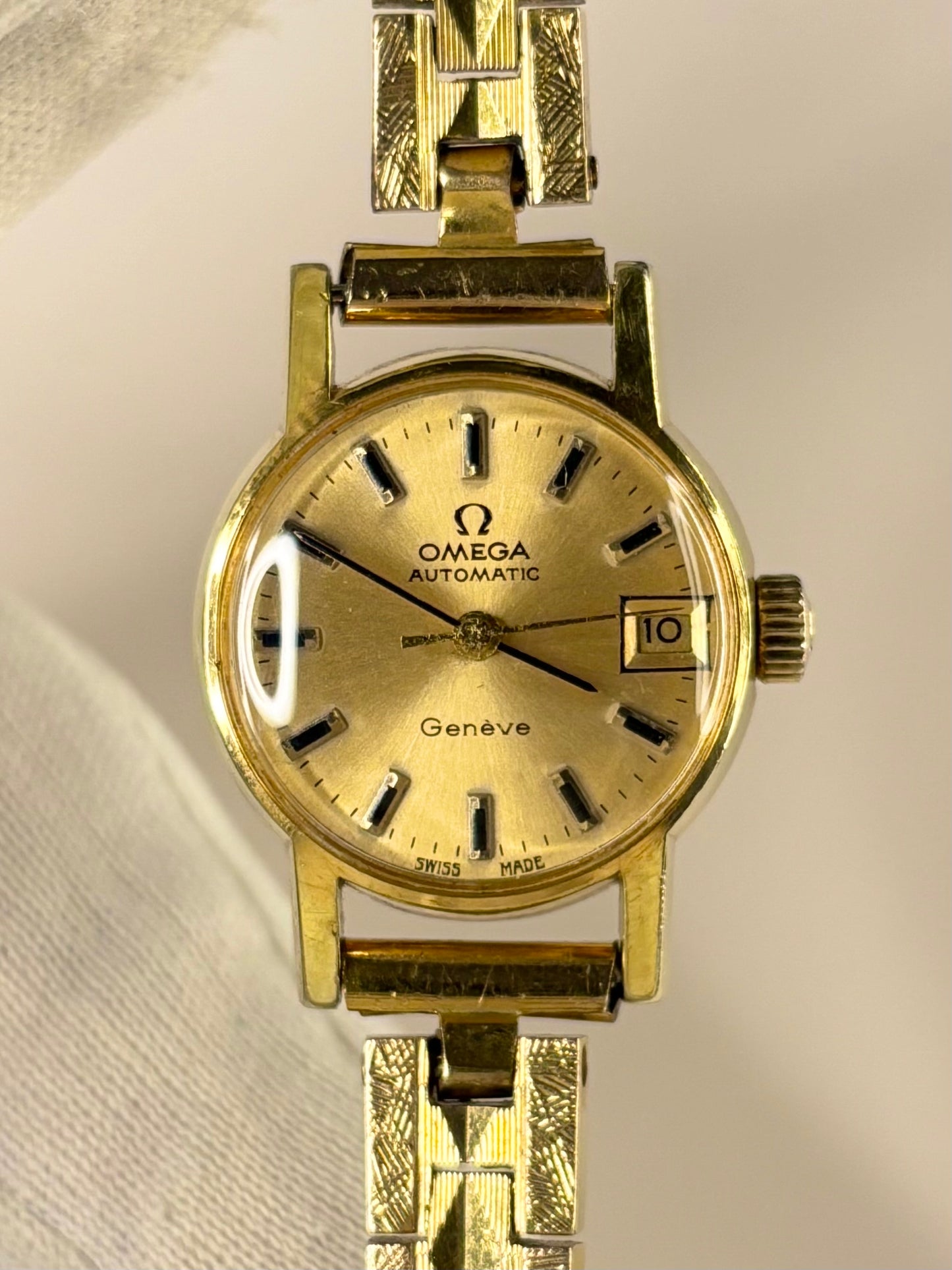 Premium luxury vintage Omega Genève ladies timepiece from the 1970s, model 562.016, featuring a gold-toned dial and gold-plated case, powered by a refined handmade mechanical timekeeper.