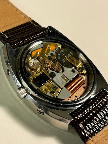Detailed movement view of Omega Genève Ref. 1310 men’s vintage timekeeper with 32KHz MegaQuartz calibre