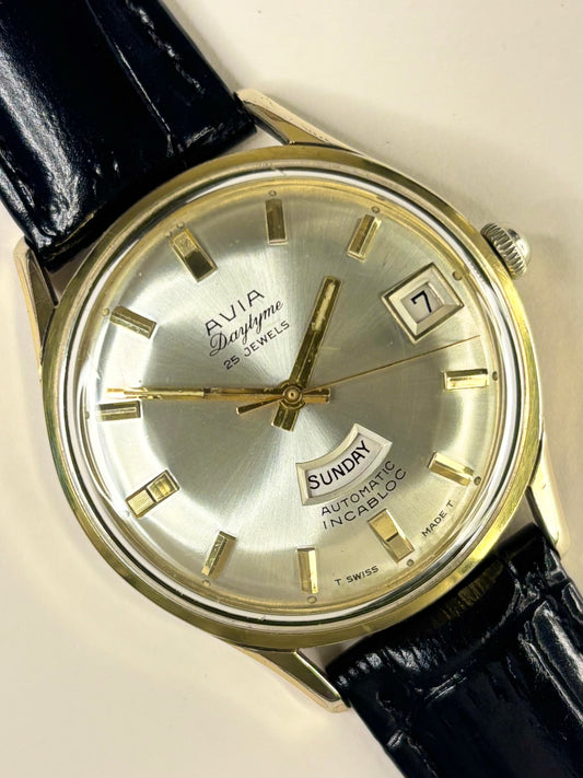 Vintage c.1973 Avia automatic timepiece – men's gold-plated dress watch with white sunburst dial, in good condition with only minor age-appropriate marks.