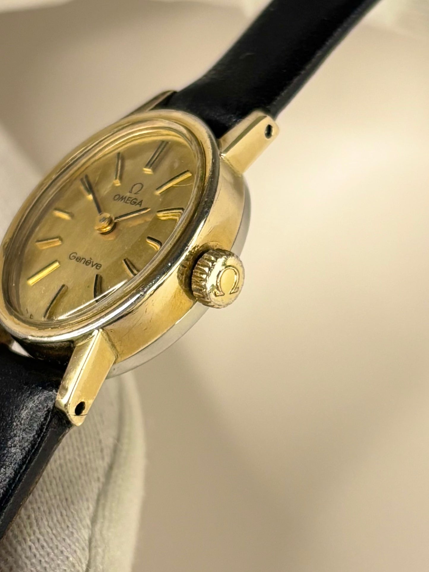 OMEGA Geneve Ladies Vintage 1960’s Manual Gold Oval Dress Watch