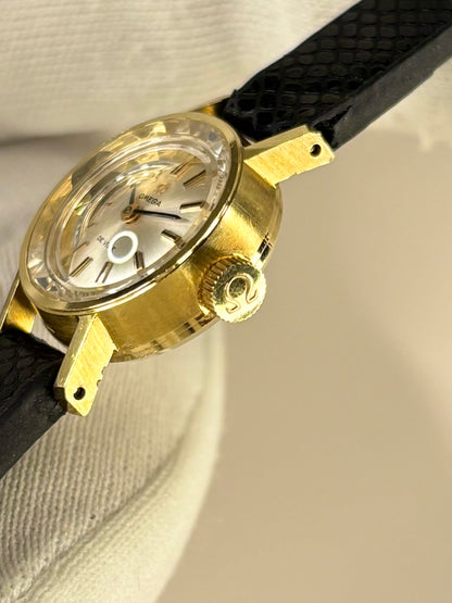 Side profile of Omega 1967 ladies’ dress timekeeper solid gold vintage watch signed omega crown