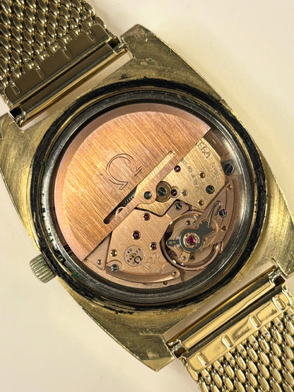 Detailed movement view of Omega Genève Ref. 166.0188 men’s vintage dress timekeeper Swiss automatic calibre
