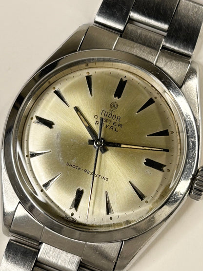 Collectible Tudor Oyster Ref. 7934 men’s vintage timekeeper featuring sunburst dial and refined craftsmanship