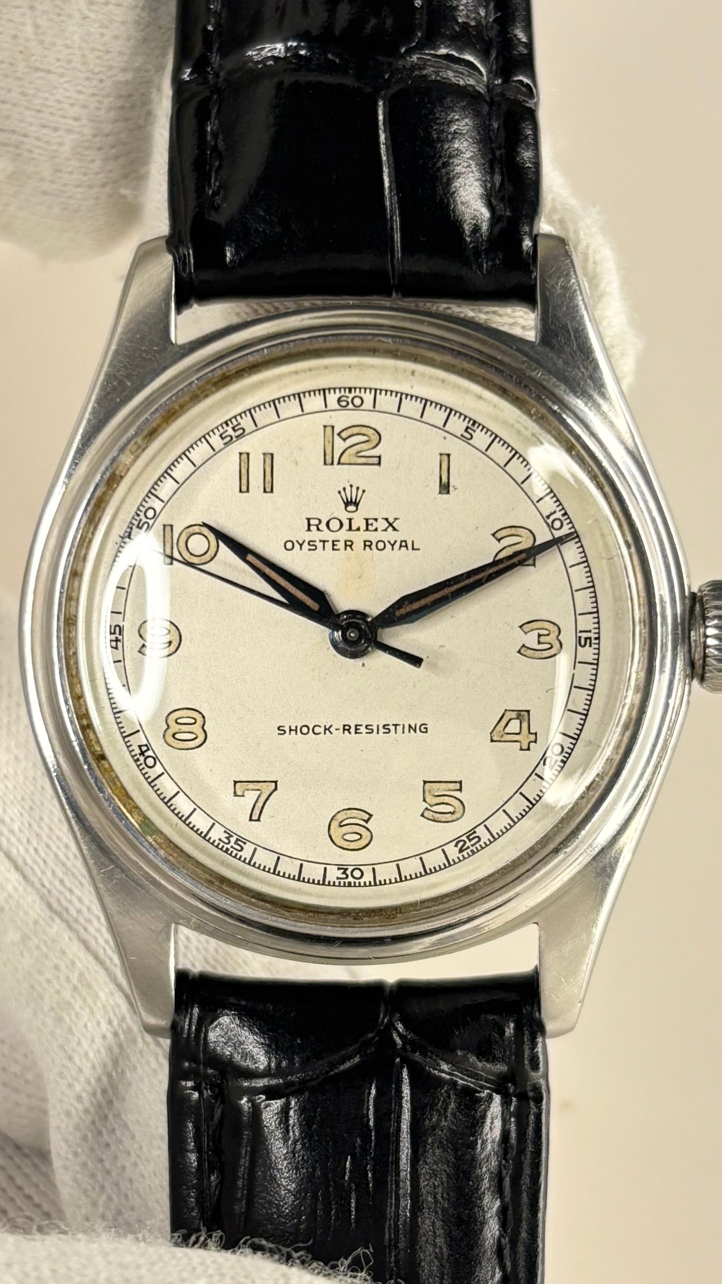 Close-up of Rolex Oyster Royal ref. 4444 vintage men’s watch, manual movement, 32mm case