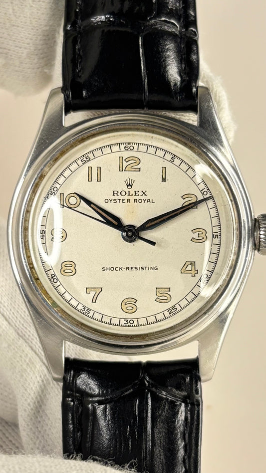 Close-up of Rolex Oyster Royal ref. 4444 vintage men’s watch, manual movement, 32mm case
