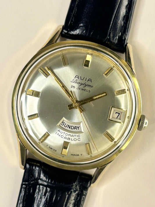 AVIA Daytyme Vintage 1970’s Men’s Automatic Day Date Gold Dress Watch