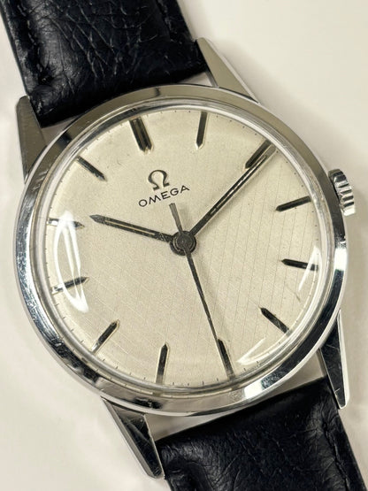Collectible Omega Ref. 1961 men’s vintage timekeeper featuring white linen dial and timeless Swiss craftsmanship
