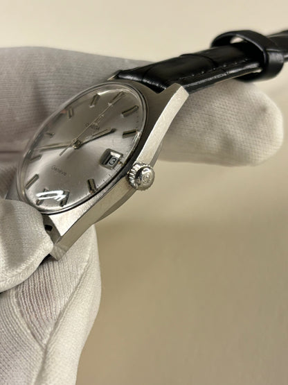 Side profile of Omega Genève Ref. 136.041 men’s dress timekeeper with slim 1968 stainless steel case styling omega signed crown