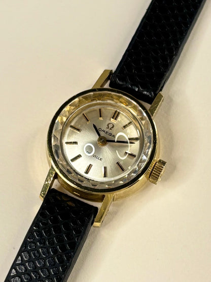 Close up of Omega 1967 ladies’ 18ct gold manual watch elegant dial