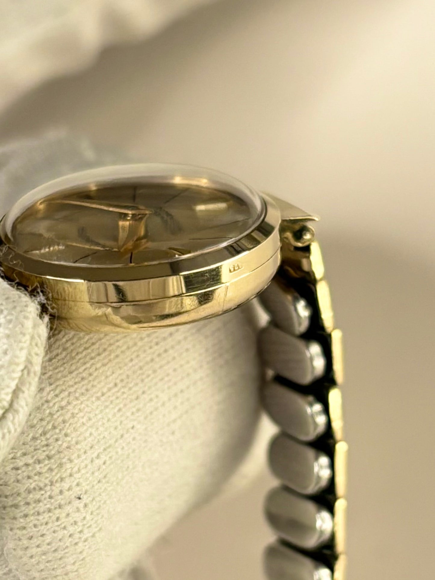 Side profile of Excalibur 1967 ladies vintage timekeeper with slim 9ct gold case styling hallmarked