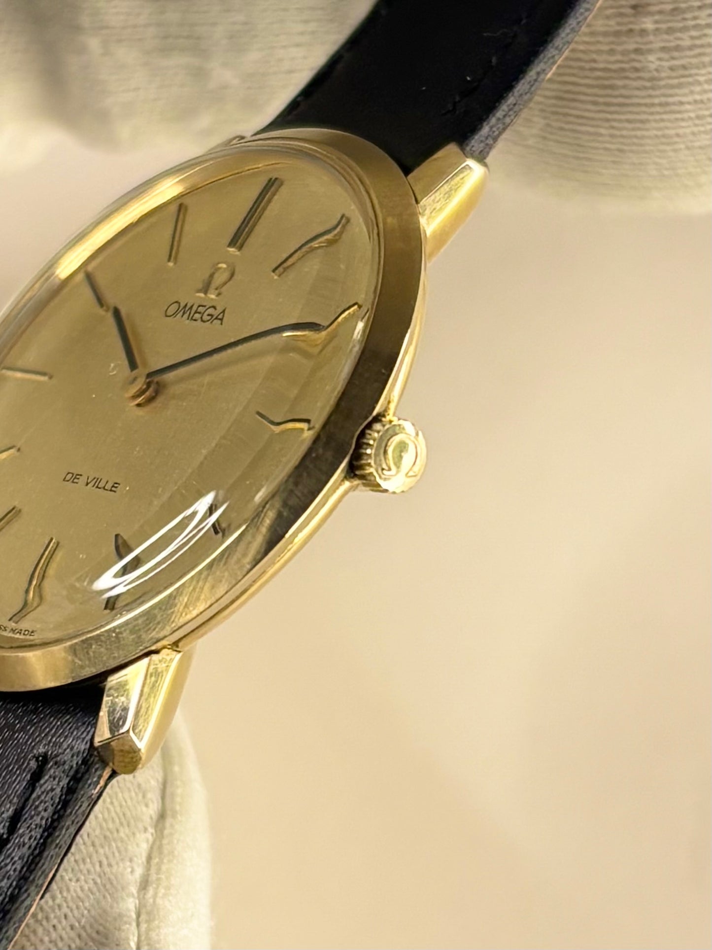 OMEGA De Ville Vintage 1970’s Men’s Manual Linen Dial Gold Dress Watch - 111.077