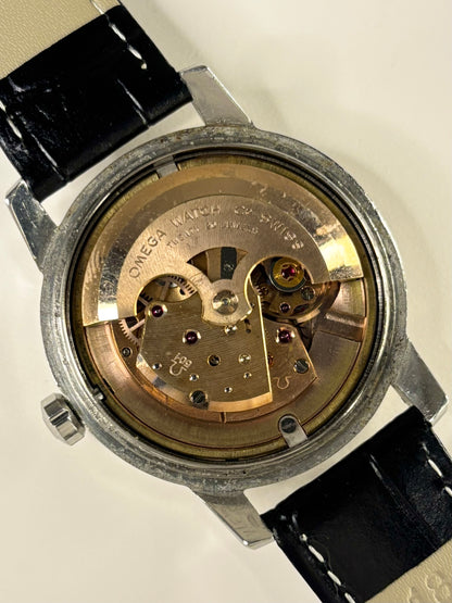 Detailed movement view of Omega Seamaster Ref. 2857 men’s vintage timekeeper calibre 501 automatic