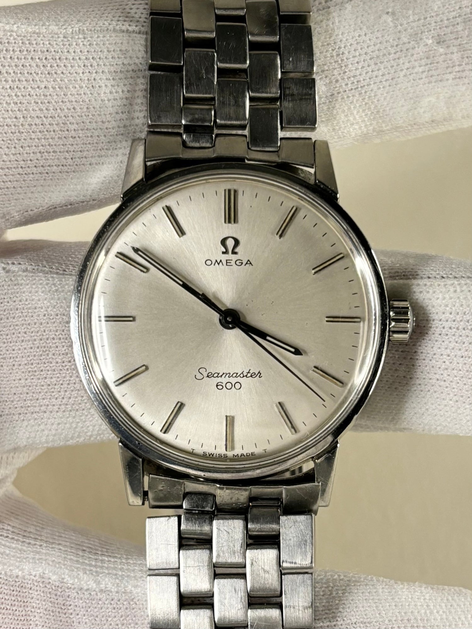 Collectible Omega Seamaster 600 Ref. 135.011 1966 men’s timekeeper featuring white sunburst dial and vintage craftsmanship