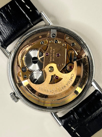 Detailed movement view of Omega Ref. 161.009 men’s vintage dress timekeeper calibre 552 automatic