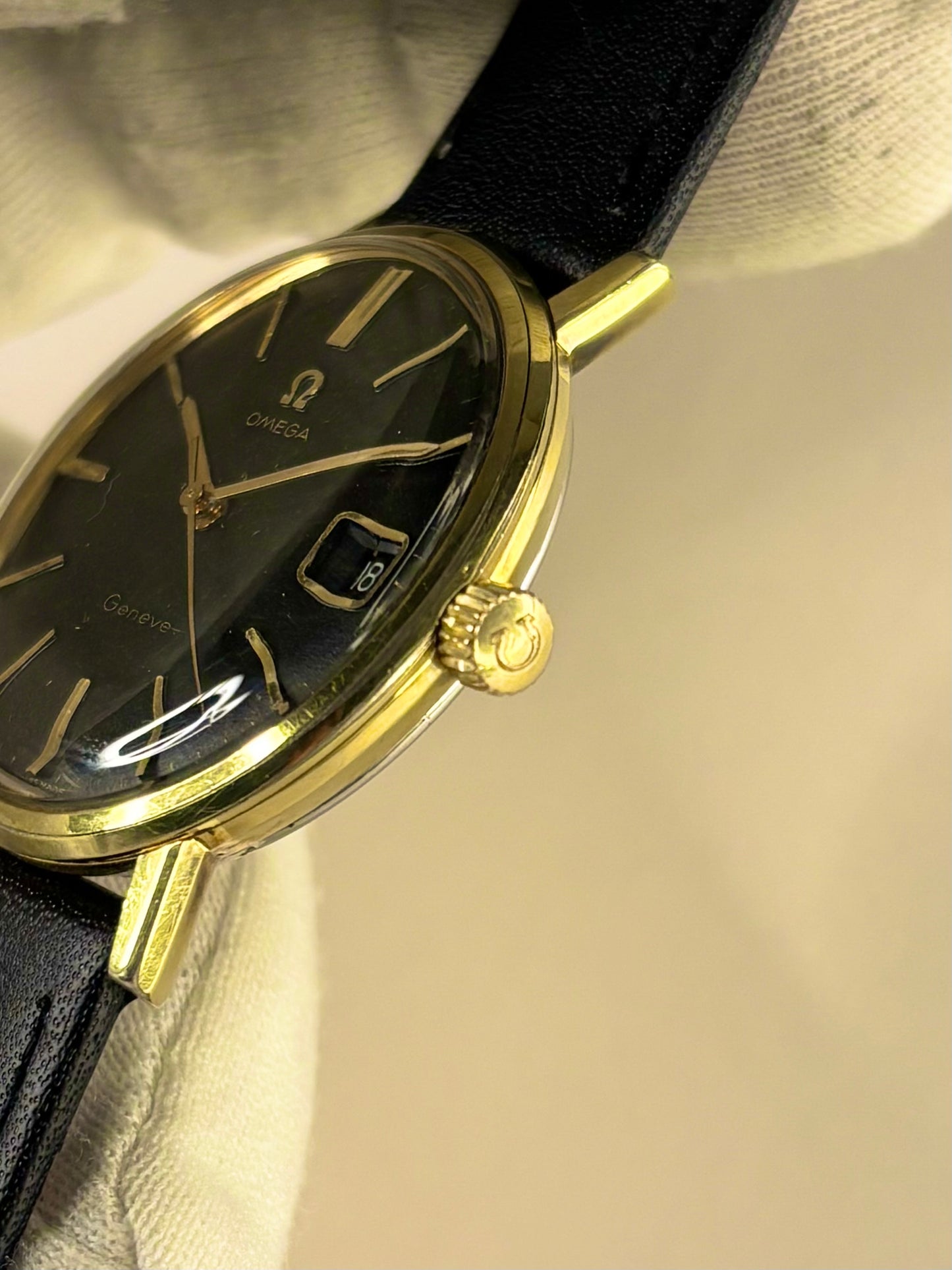 OMEGA Geneve Vintage 1960’s Men’s Black Dial Manual Date Gold Dress Watch - 132.019