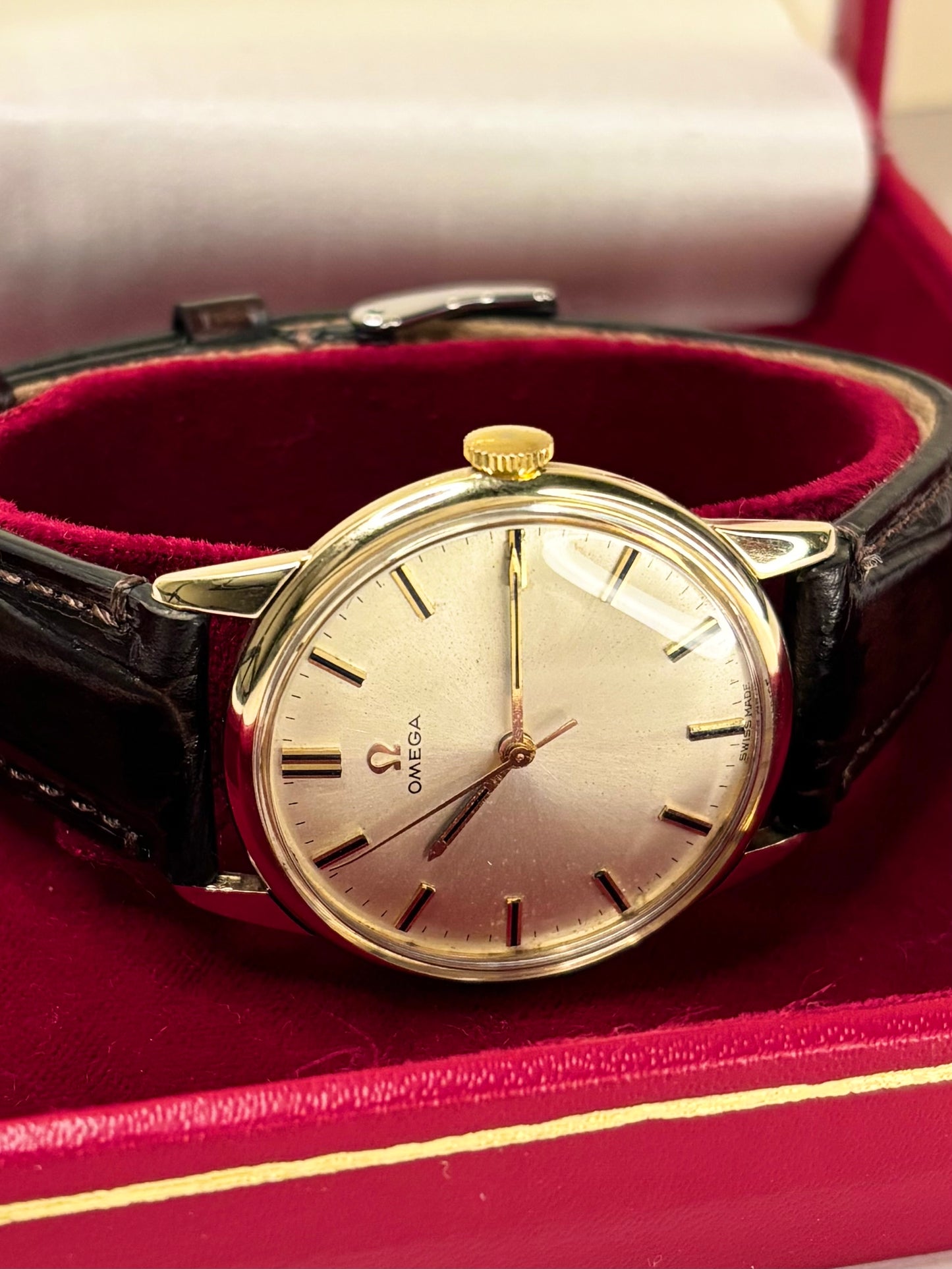 Vintage Omega ref. 131.5418 manual timepiece – c.1965 men's solid 9ct gold dress watch with white sunburst dial, in great condition with only minor age-appropriate marks, recently serviced, complete with original box and manual.
