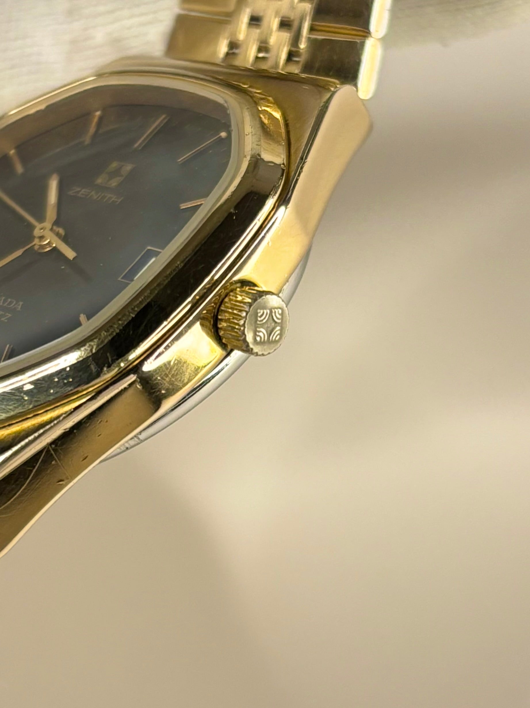 Side view of Zenith quartz movement men’s watch, gold-plated case, ref. 27 0050 425, 36mm