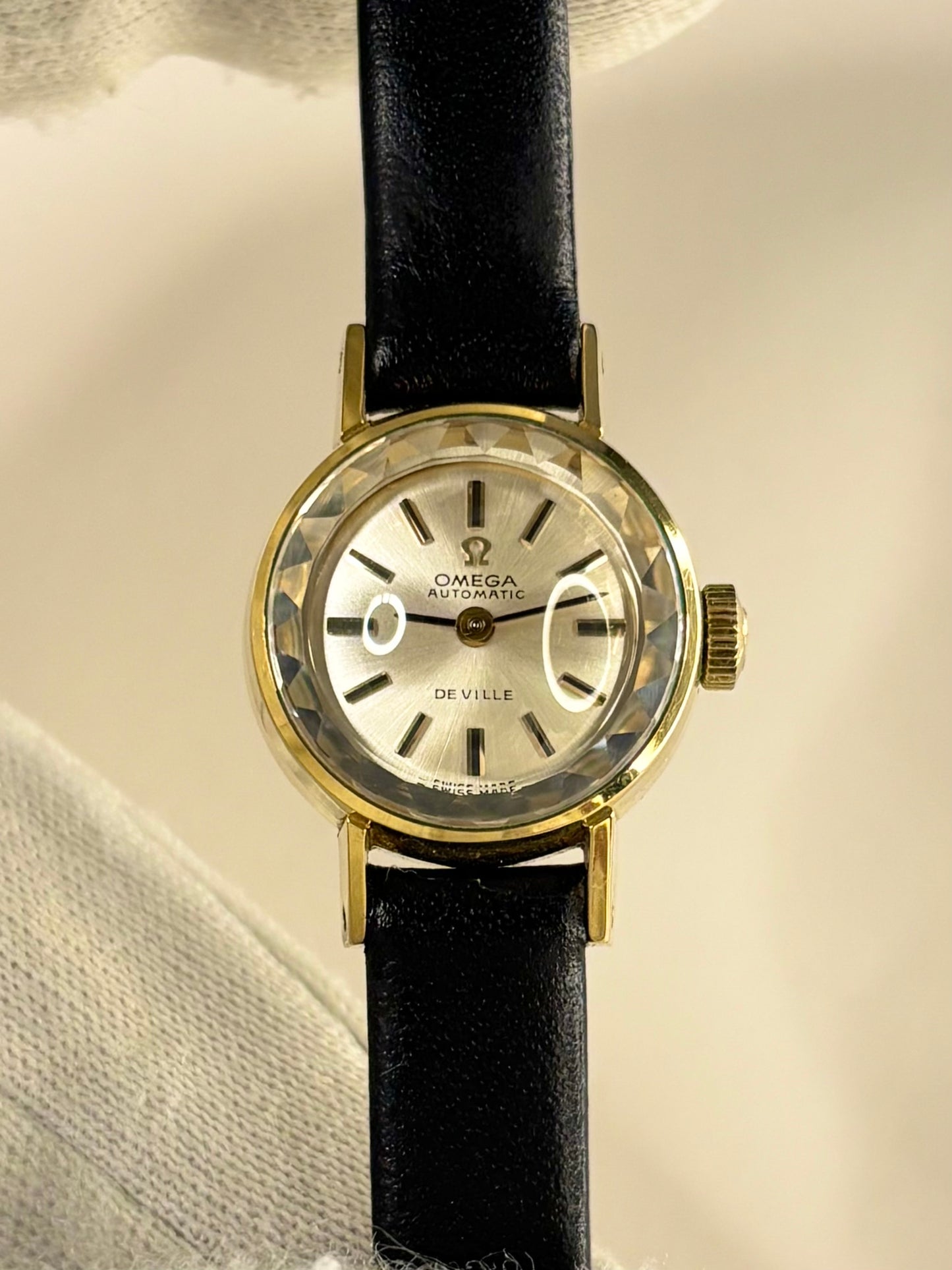 Vintage Omega automatic timepiece – c.1974 ladies' gold-plated dress watch with white sunburst dial, in great condition with only minor age-appropriate marks.