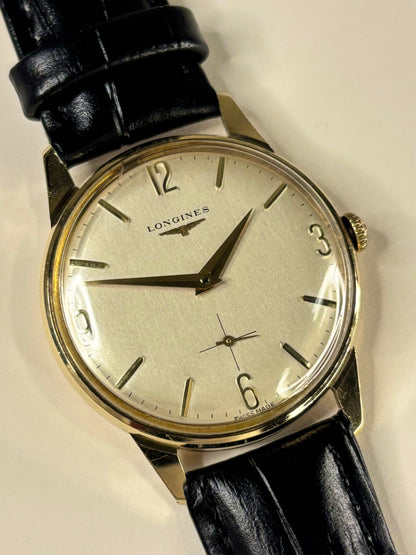 Close up of Longines 1966 vintage men’s watch white dial manual Cal. 370