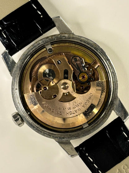 Detailed movement view of Omega Seamaster Ref. 2857 men’s vintage timekeeper calibre 501 automatic