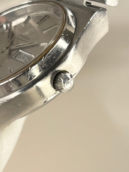 Side profile of Omega Seamaster Cosmic 2000 Ref. 166.136 1972 men’s vintage timekeeper with robust stainless steel case styling omega signed crown