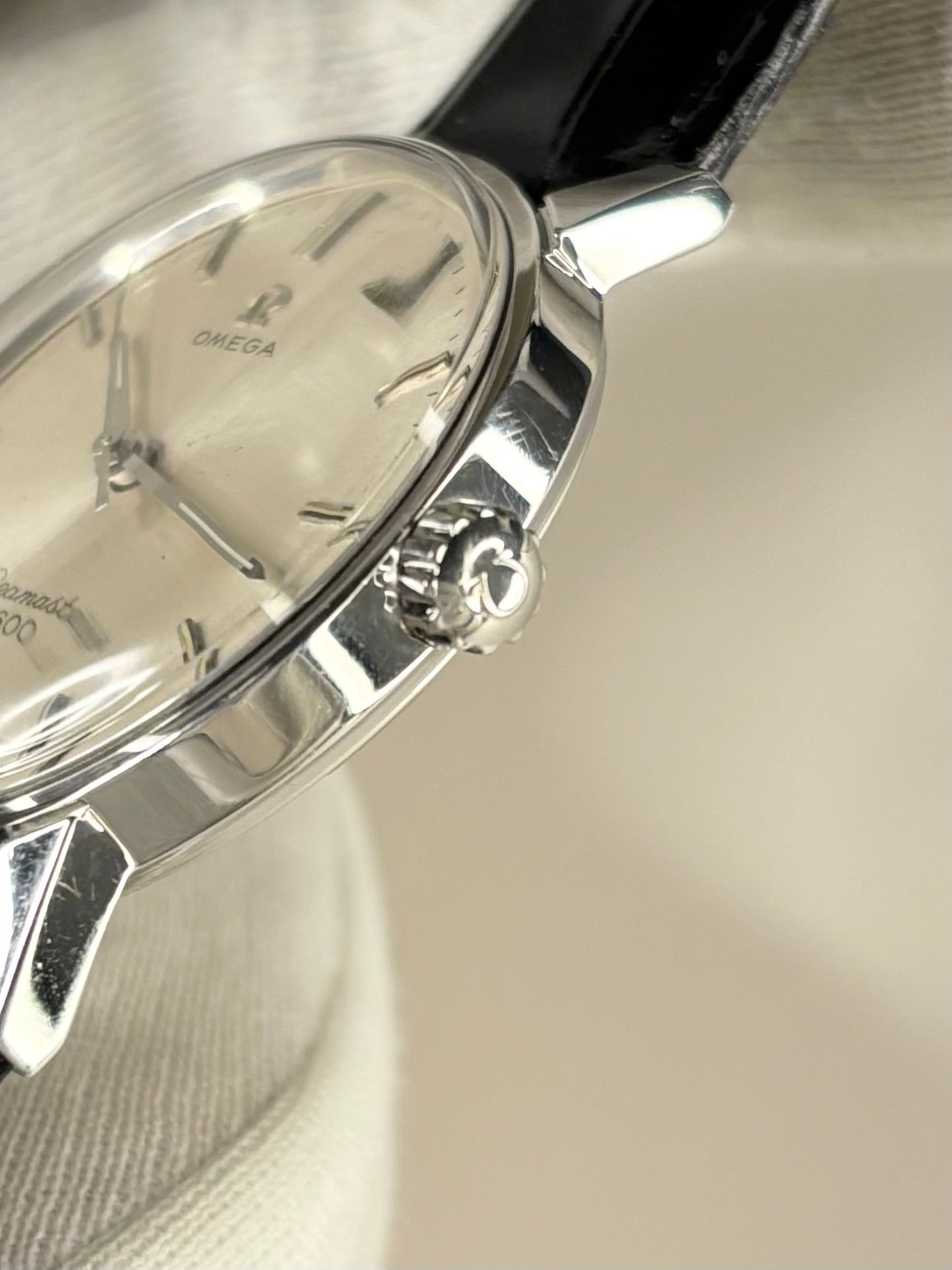 Side view Omega Seamaster 600 135.011 vintage manual wind watch omega signed crown