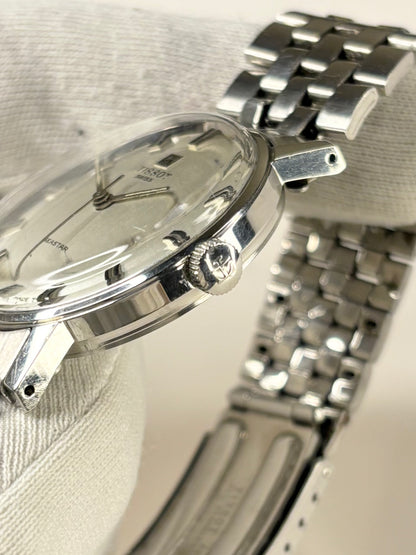 Side profile of Tissot Seastar Ref. 41520 1971 men’s vintage timekeeper with slim stainless steel case styling