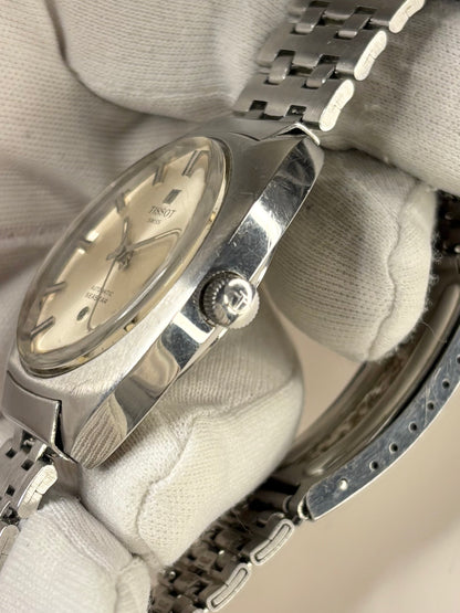 Side profile of Tissot Ref. 44585-7X 1971 men’s vintage dress timekeeper with slim stainless steel case styling