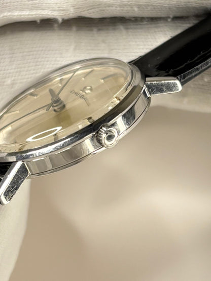 Side profile of Omega Ref. 131.018 1964 men’s vintage dress timekeeper with slim stainless steel case styling omega signed crown